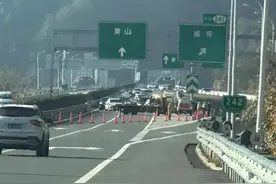 3000米隧道里，小车发生事故起火！这几张熏黑的脸，被夸“真帅”图片