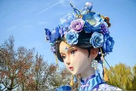 巨型“夏雨荷”惊艳亮相大明湖畔！济南蛇年迎春花灯会“历年之最”绘追光盛宴图片