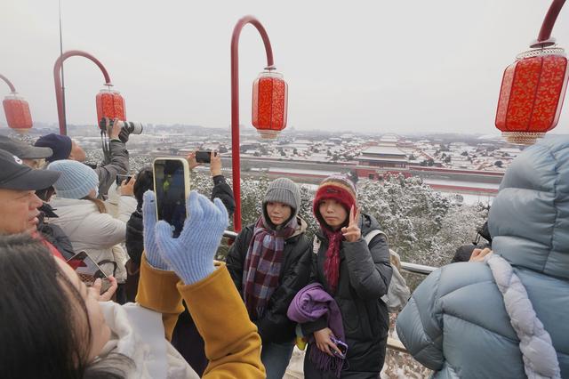 雪落景山万春亭，市民登高远眺赏美景