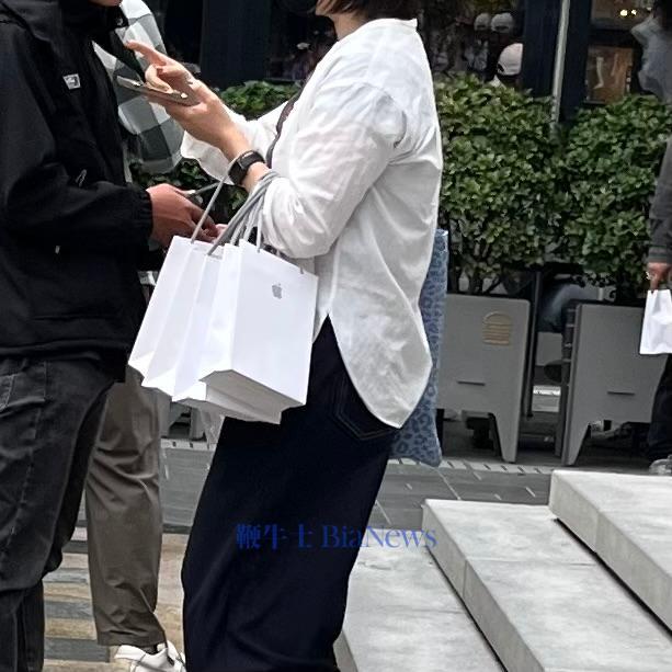 实探iPhone 17系列首发日：三里屯店排长龙