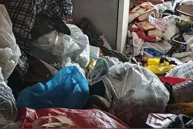 八旬老人家里垃圾成山，社区苦劝助清理，拉走三大车！图片