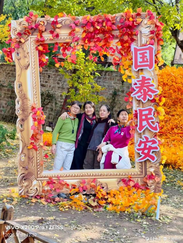 游人争相打卡灵岩寺