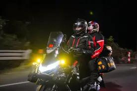 湖南58岁大叔骑摩托载妻返乡：第一天骑了400公里，想赶次日弟弟乔迁宴图片