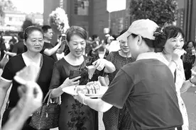 湖南通报团洲垸洞庭湖一线堤防决口抢险救援进展：垸内群众已安全撤离图片