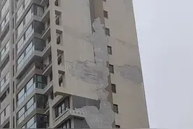 星光岛玫瑰园小区墙皮脱落 维修工人已进场准备修复图片