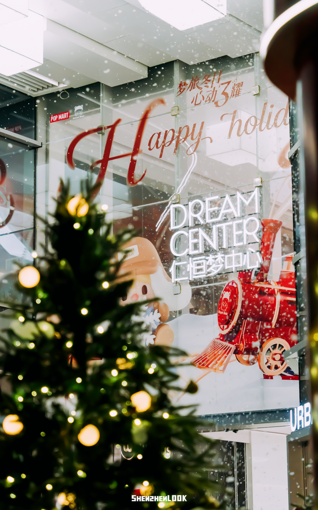 下暴雪的「圣诞小镇」开了！12米泡泡玛特圣诞树亮灯