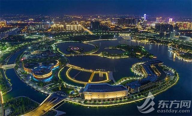 上海国际光影节 | 外滩瀑布升级回归、七宝古镇光影水舞……收藏全城打卡攻略，家门口也能出大片