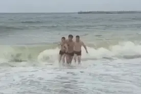 “要谢就谢任贤齐吧”，男子大连海边救起落水者后这样说，任贤齐发文邀其看演唱会图片