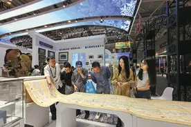 哈尔滨学院红色文化主题文创作品受到鹏城观众追捧图片