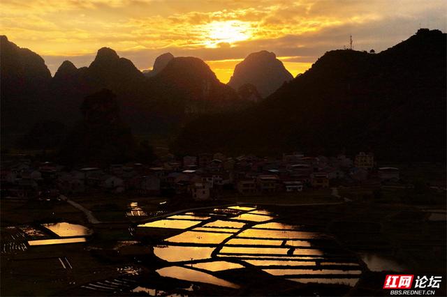 岁暖时刻丨峰峦为幕，稻田作镜！沐宦头村的黄昏是自然最工整的构图
