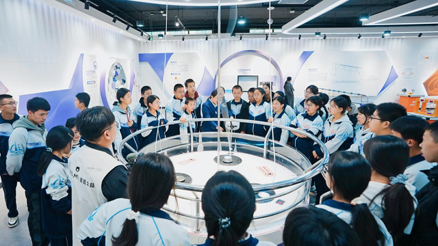 追觅公益“让孩子们看到更大的世界”甘肃启航，以科技之力点亮少年航天梦