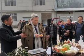 湖北知名三农主播“谷哥”来鹤开展首场“助农直播”助力椪柑销售图片