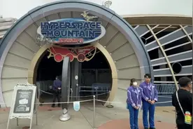 香港迪士尼突发事故：过山车停在半空，12人被困超一个小时图片