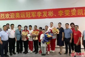 奥运冠军李发彬载誉返闽 和妻子深情拥吻图片