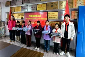爱心传递，情暖校园——绩溪县扬溪镇中心小学举行校服捐赠仪式图片