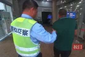 男子突发心梗，民警争分夺秒送医抢救图片