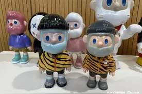 假冒正版潮玩，劣质玩偶仅卖正价两成！潮玩直播间套路多图片