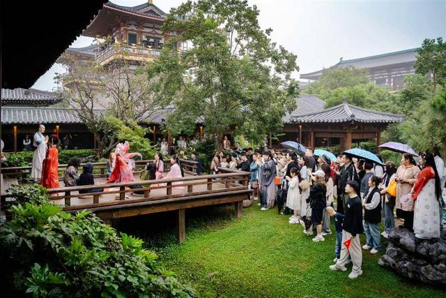 烟花映秋雨 古城游正酣
