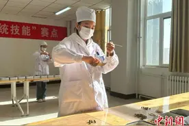 兰州职教学子竞技“十八般武艺”：闻香识药  听音辨故图片