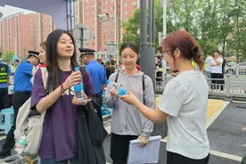 爱心助考站雨中撑起考生逐梦晴空图片