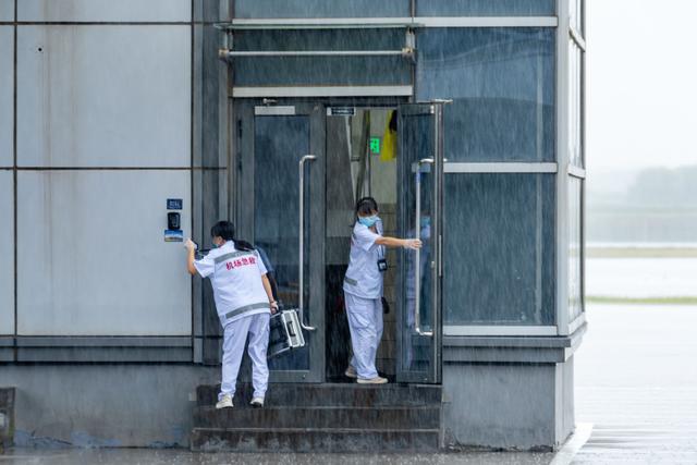 多图直击！青岛机场全力应对强降雨天气