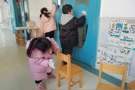 孩子们洒扫除尘，感受辞旧迎新的劳动之乐图片