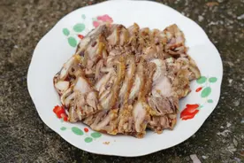 举锅铲的老大爷从土灶下“弹出”，做一道硬菜……上海乡村美食视频背后的故事图片