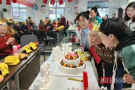 既热闹又温馨！武汉太平社区为老人举行生日会图片