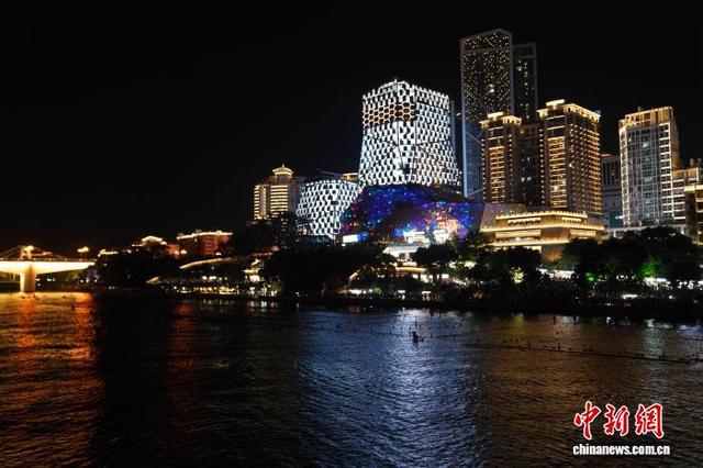 夜游百里柳江  霓虹喷泉两相宜