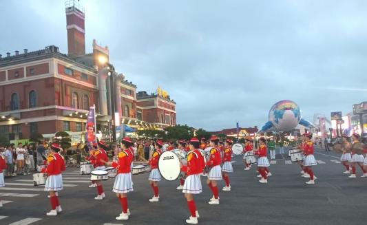 第35届青岛国际啤酒节：志愿服务为 “山海匠韵・哈皮手造荟” 注入温暖力量