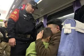 最后一分钟 他将孩子从站台下一把拉了上来图片