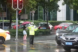 武汉今晨两处道路渍水，交警确保周一早高峰出行安全畅通图片