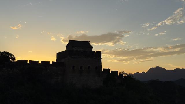 金红泼染烽台侧 云浪翻熔万山脊