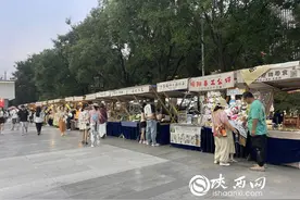 日薪5千+ 月入10万+ 摆摊的年轻人真的这么赚？图片