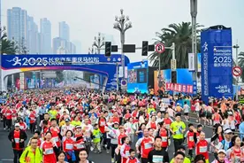 2025重庆马拉松鸣枪开跑 多项调整提升赛事品质图片