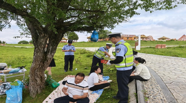 【阳光下的守护】守护拉尕天堂 服务簪花之路