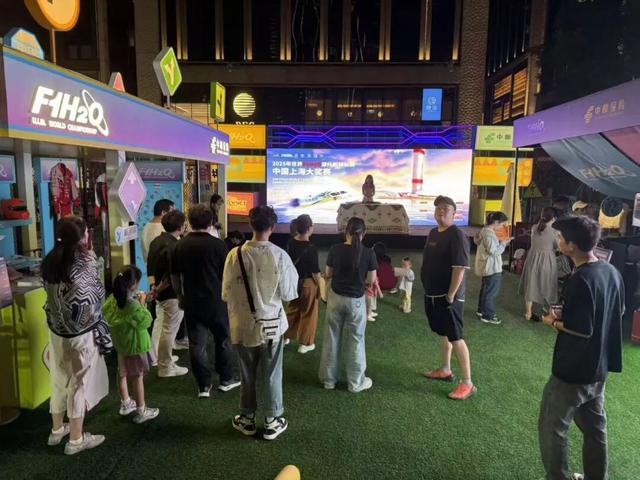沉浸式打卡外滩BFC分会场，F1H2O摩托艇热潮“燃”爆假期