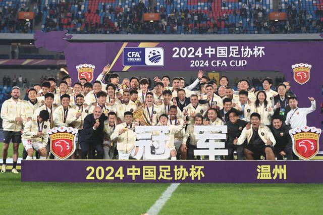 澳大利亚总理在外滩散步时受赠球衣