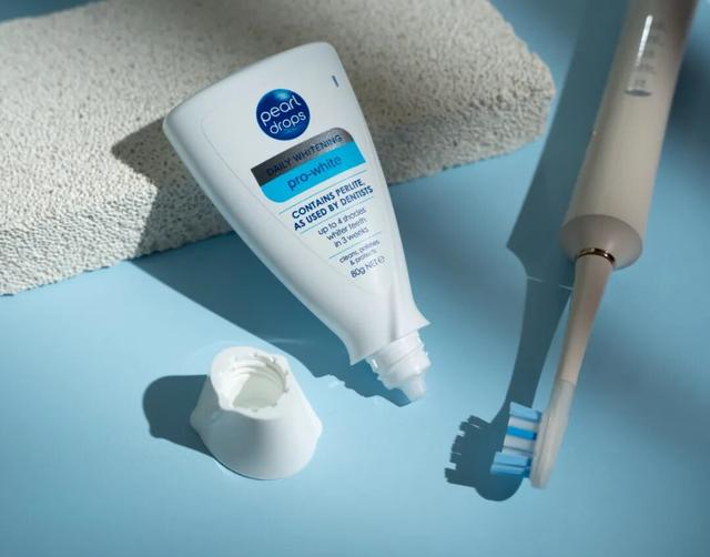 咖啡是白天喝的	，牙是夜里变黄的