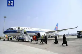 国产大飞机C919首次搭载旅客飞抵三亚图片