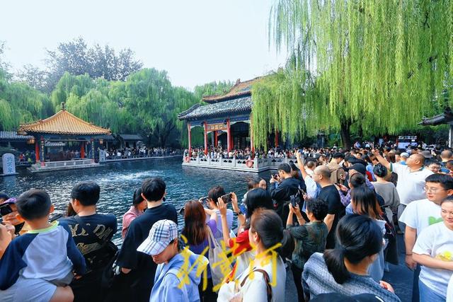 国庆中秋假期，济南30家景区累计接待游客403.47万人次，实现营业收入超1.3亿元