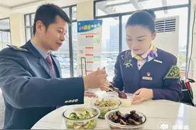 90后铁路夫妻的一次会面：凑出来的一小时，是最平凡的浪漫图片