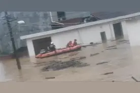直击遭遇最强降雨的湖南平江小山村：老夫妇被困家中摘桃止饿，全村300余人被转移图片