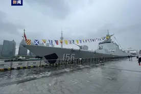 海军军舰与东方明珠塔同框，快来打卡！图片