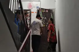 “有个人在小区里手舞足蹈”，警民合力将患病老人护送回家图片