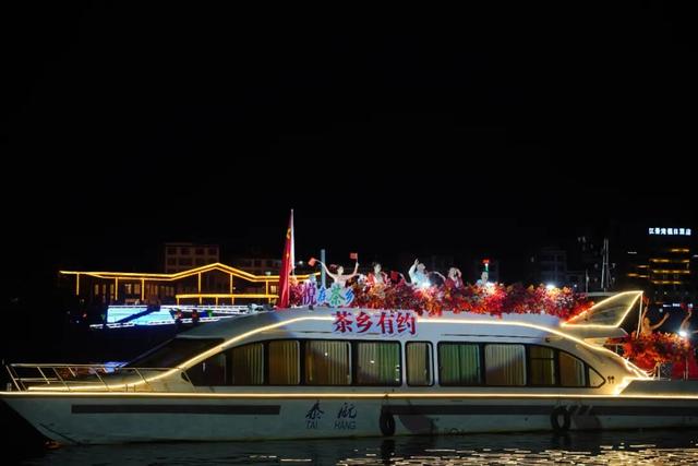 燃爆桂江！昭平“水上飞人火壶+万人合唱” 为祖国庆生