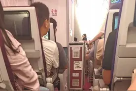 “三秒钟内飞机突然下坠”，食物、手机等物品飞散……飞深圳一航班突发，航司最新回应：晴空颠簸，属常见现象图片