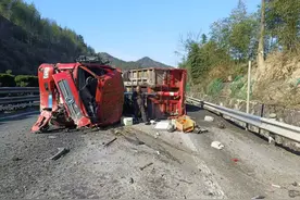 驾驶员春困，货车翻车拦路，路过司机联手救援图片