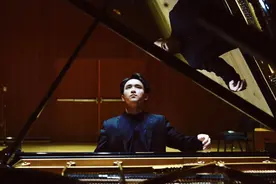 在白纸上自由驰骋，19岁钢琴少年挑战《哥德堡变奏曲》图片