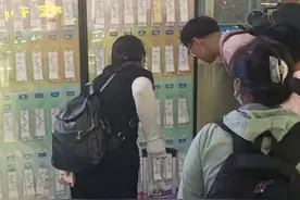 武汉火车站可取“彩虹便民条”，有多个景点、学校、就医点的地铁换乘路线指引图片